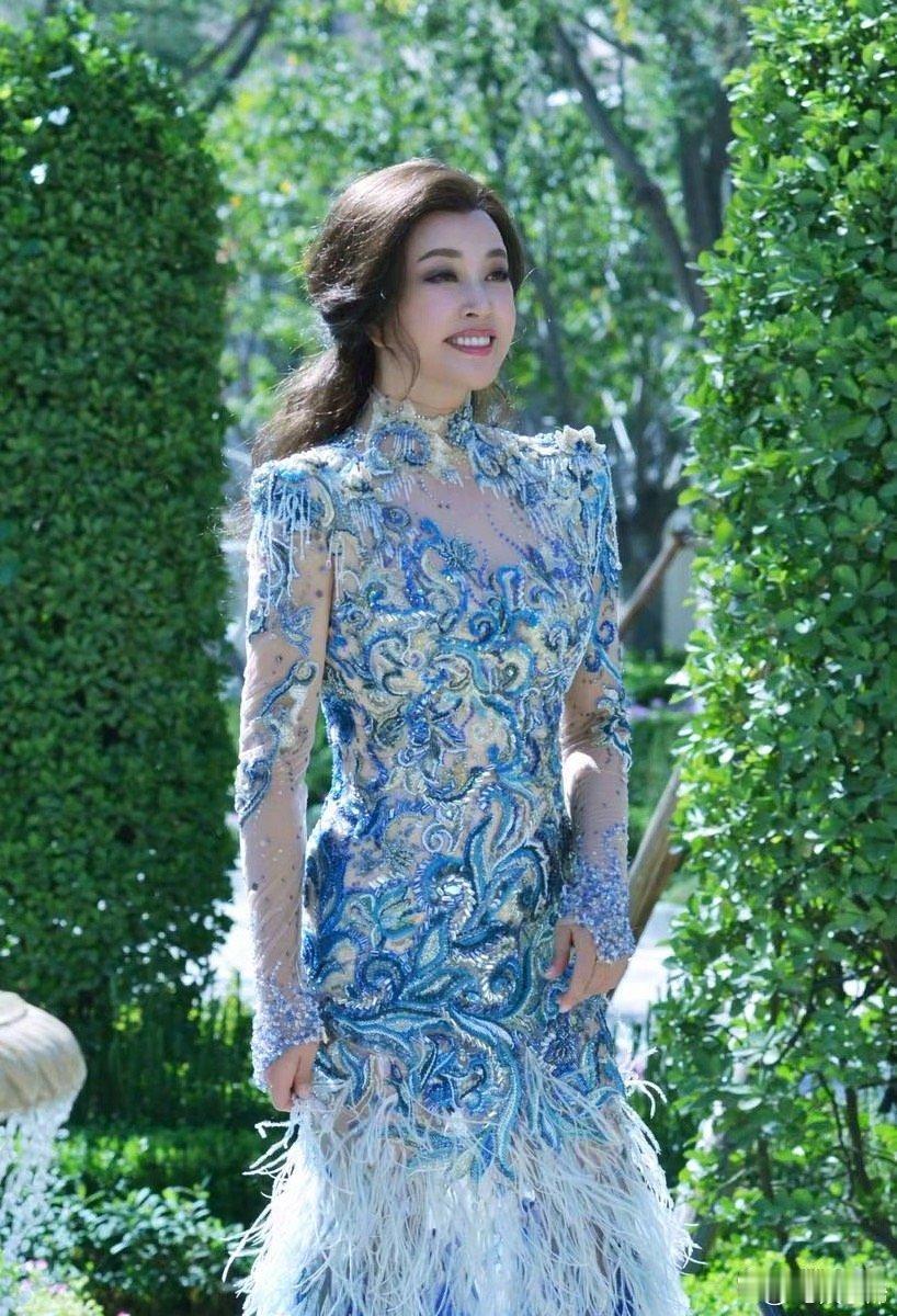刘晓庆真不肯“浪费”身材！穿鱼尾裙秀凹凸有致，曲线优美又迷人！ ​​​