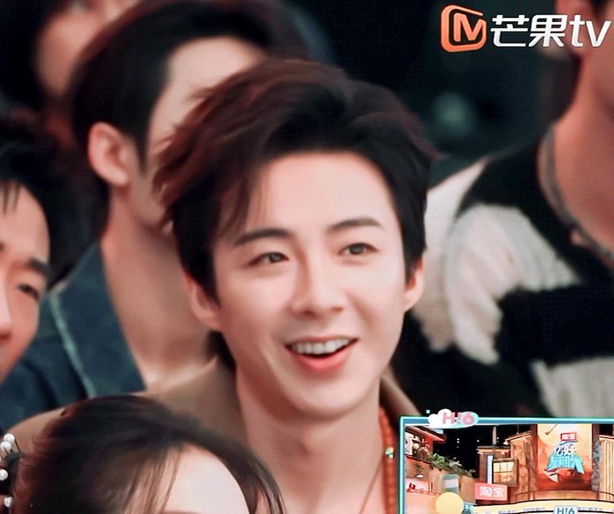刘宇宁肯德基品牌代言人 刘宇宁，密西根碎冰蓝渐变玫瑰有个很美好的花语，送给你的希