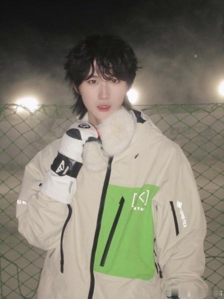 黄朔童禹坤本质还是小孩哥被两位小孩哥的审美可爱到，黄朔偏爱章鱼哥自带呆萌感，童禹