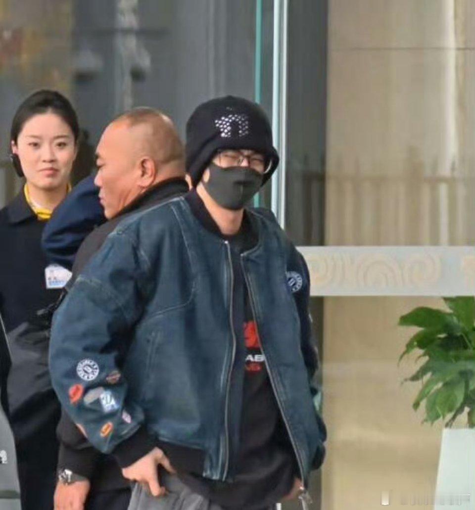 哈哈，棣棣这是被粉丝们的热情包围得手足无措了！从