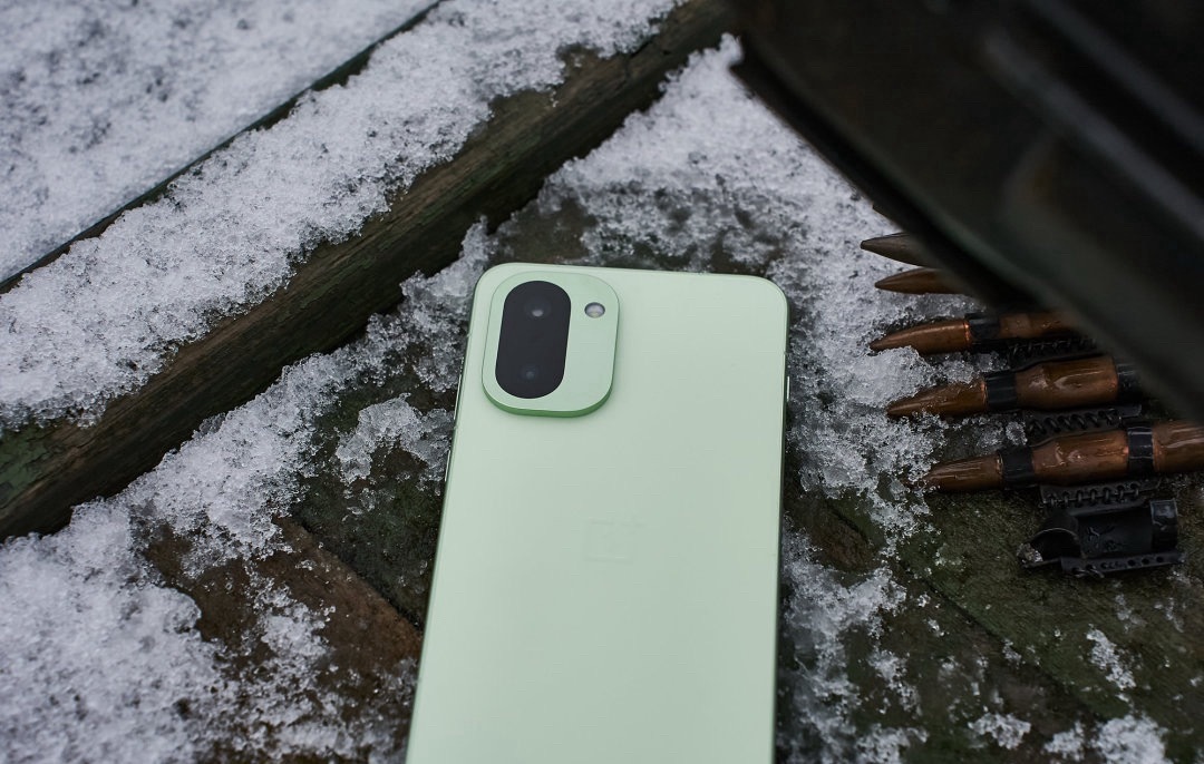 • 旗舰级芯片：全球首发的第五代骁龙8芯片，配合自研的“风驰游戏内核”，能轻松驾