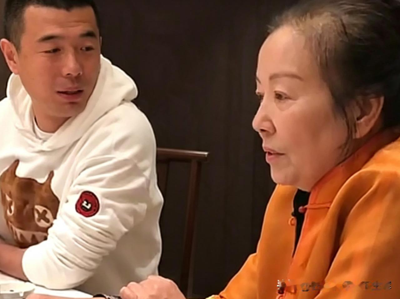 徐亮母亲周慧敏，现年70岁，沈阳人，热爱足球，一路支持儿子的绿茵之路。
徐亮征战