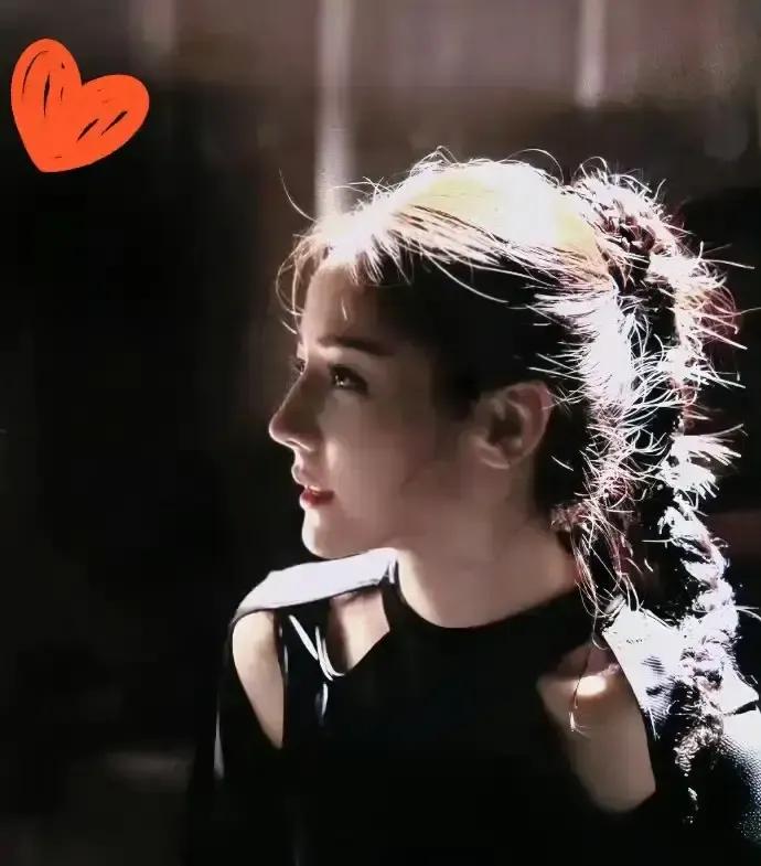 迪丽热巴33岁不谈恋爱不结婚，被全网当成独立女性标本。
我刷到热搜时刚下班，地铁