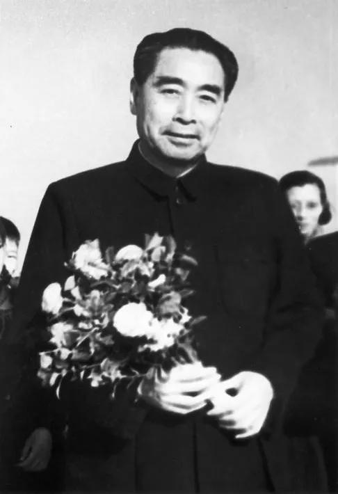 周总理逝世3小时后，遗体被解剖，多个内脏器官上均发现有癌细胞。这既是在告知众人其