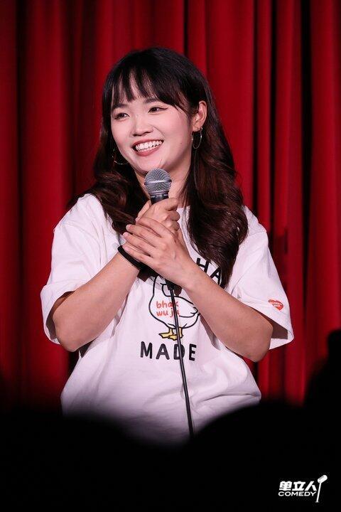 自由职业在长辈眼里等于无业搞艺术被亲戚质疑不正经工作脱口秀和ta的朋友们 丹妮这