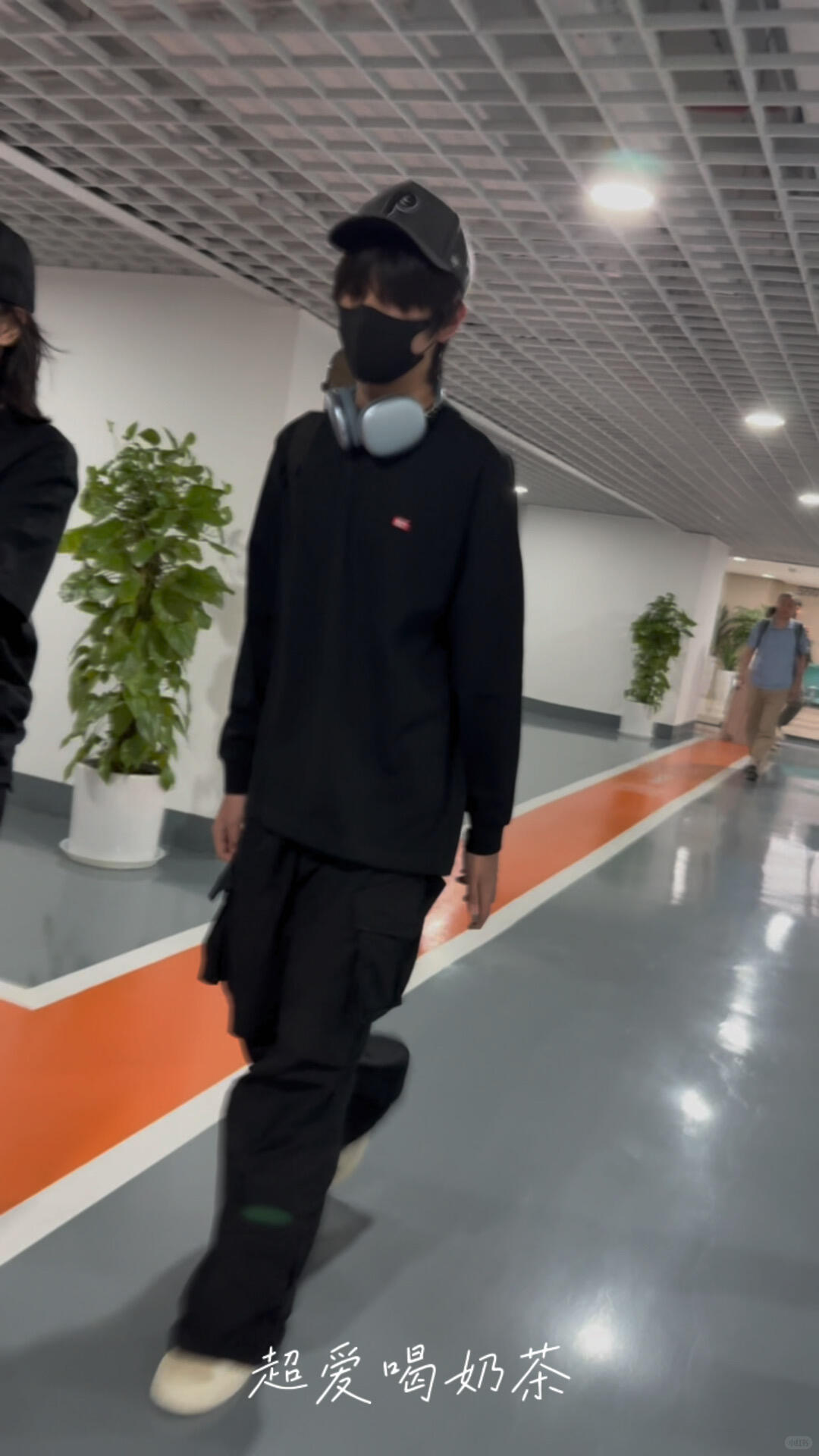 不是戴帽子而是放一顶帽子在头顶…宝宝头不大…不大… 