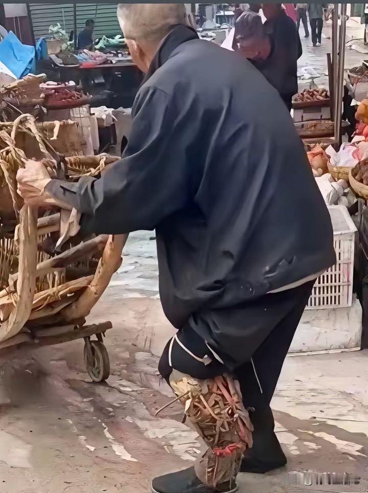 大爷太可惜了，希望好心人能帮帮他[祈祷]