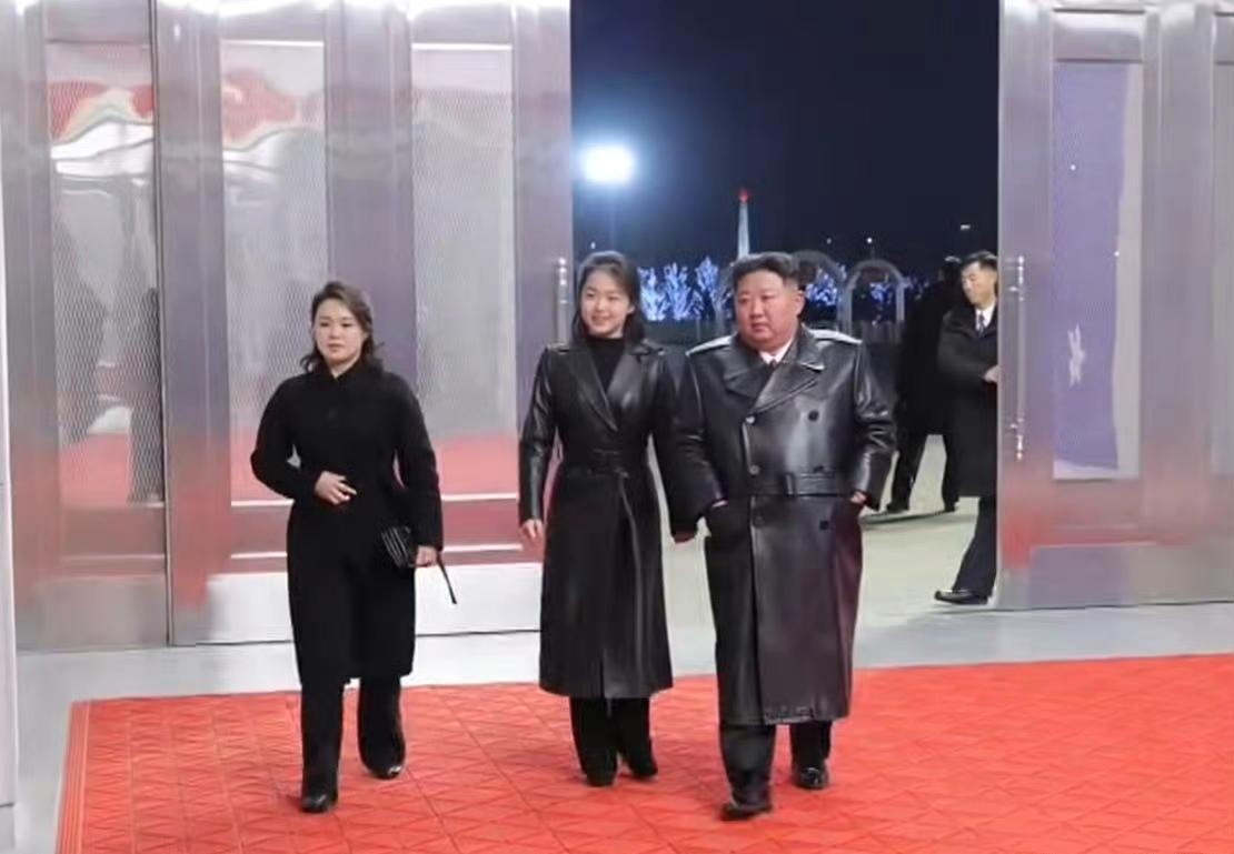 父女俩穿同款了。 ​​​