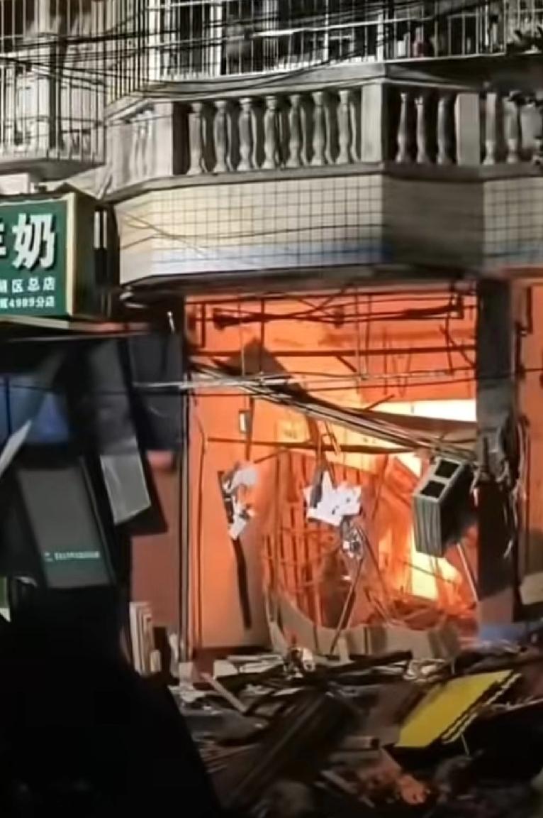又有燃气泄露引发爆炸事故！官方通报，湖南湘潭一门面发生疑似液化气罐泄漏爆炸，造成