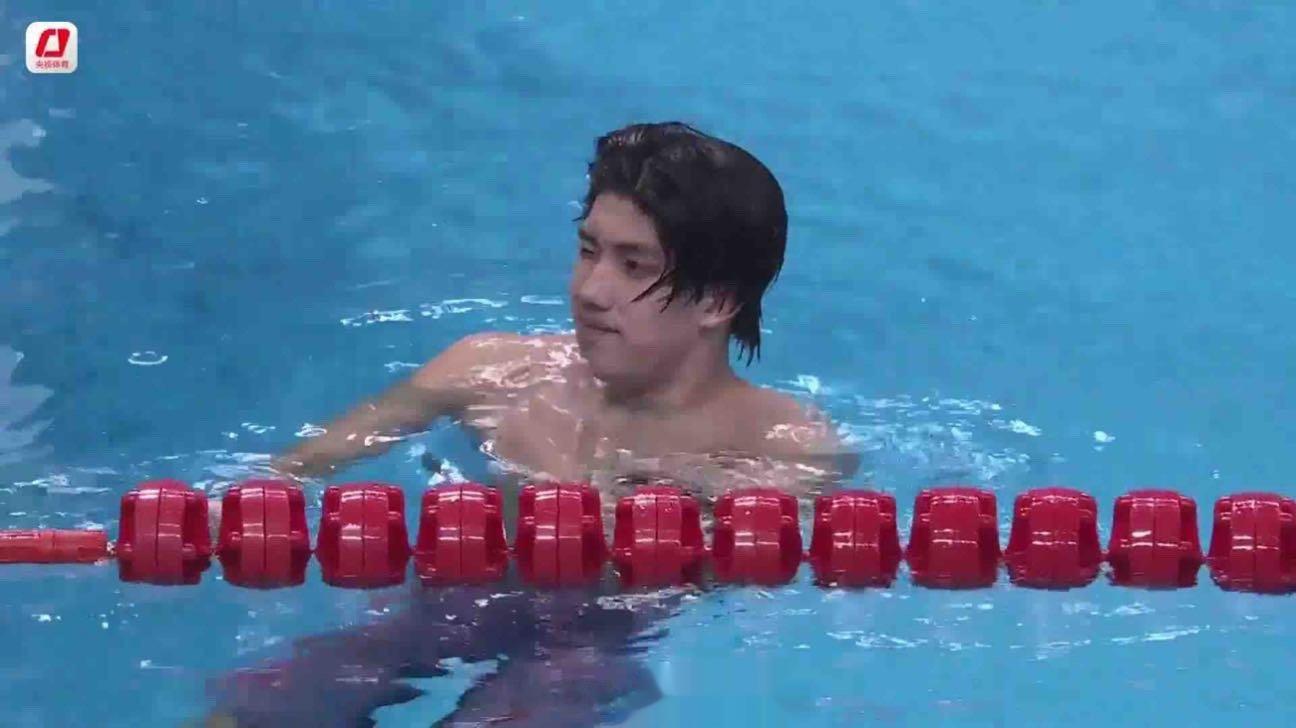 #杭州2022年亚运会[超话]##杭州亚运会# 泳帽脱落！几近盲冲！#费立纬[超