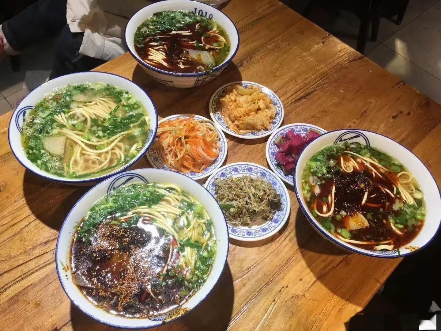 大兰州的消费，这一桌子40块 