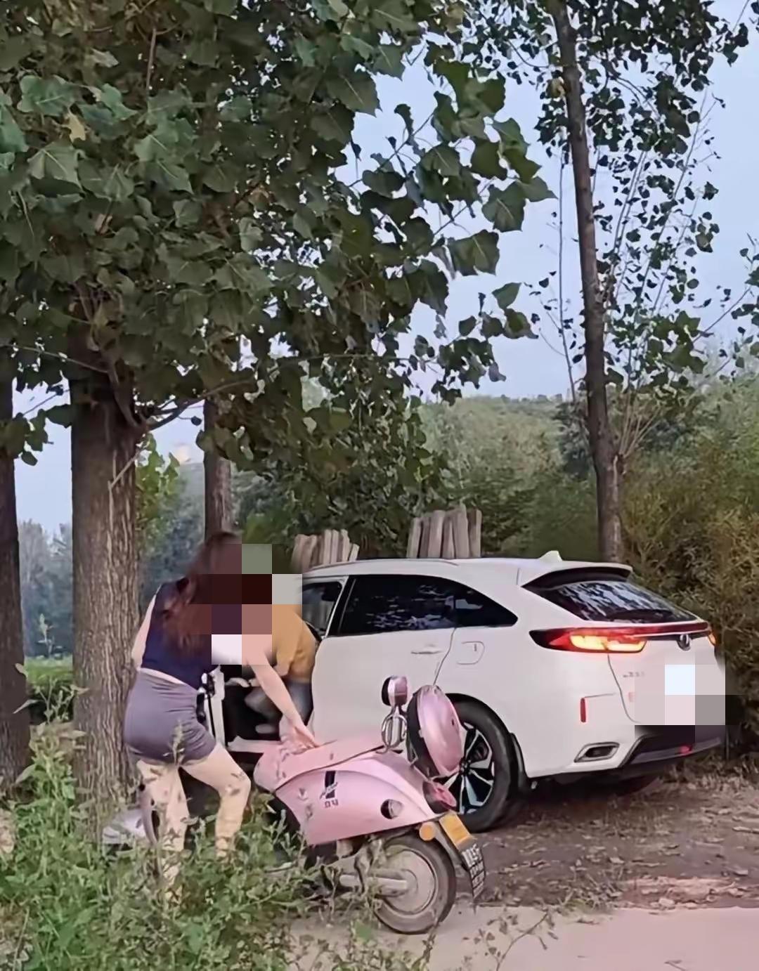 两个热恋中的男女约会，竟然约了这么个地方，荒郊野外的，一点也不浪漫。