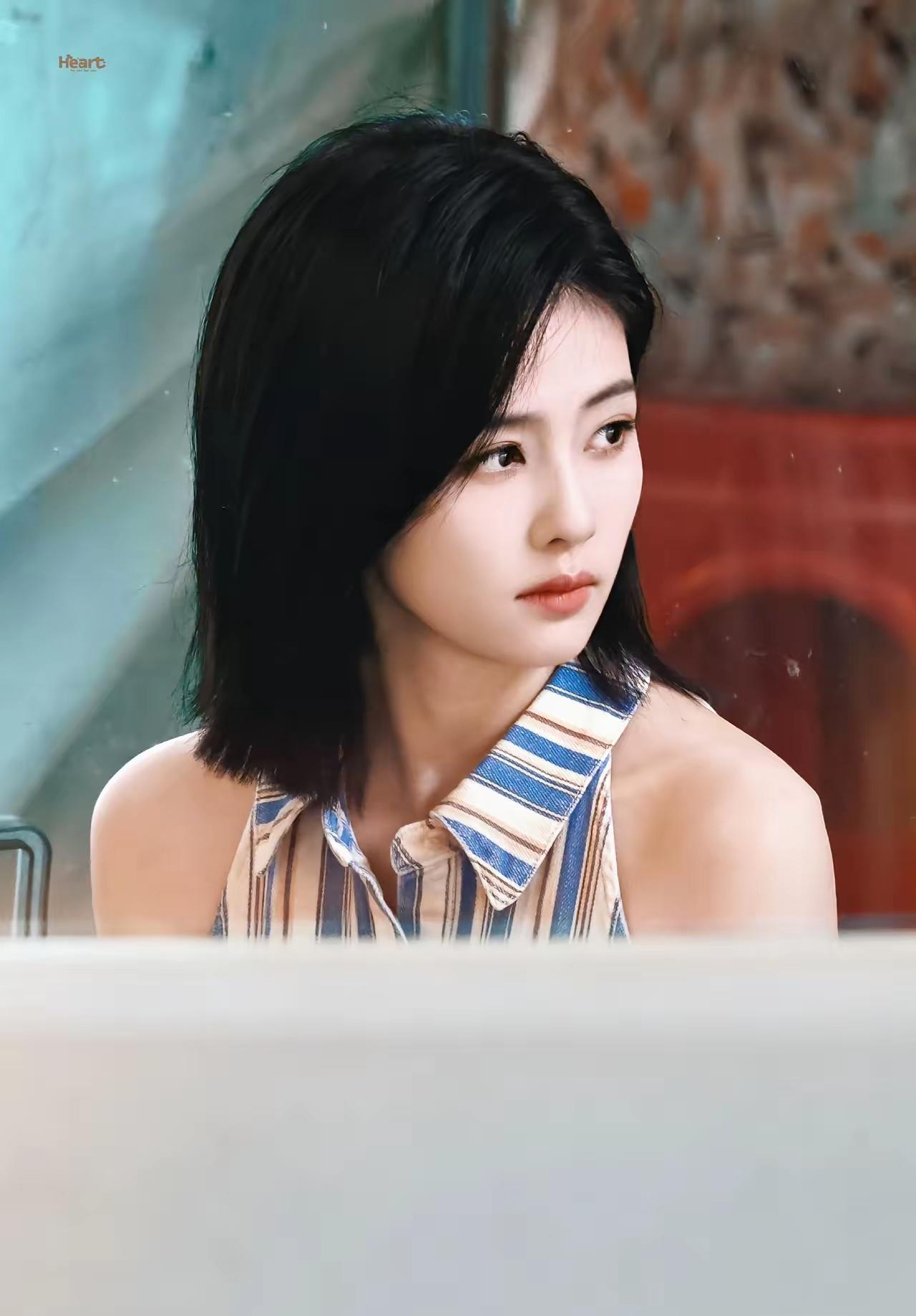 白鹿
齐肩短发[比心]