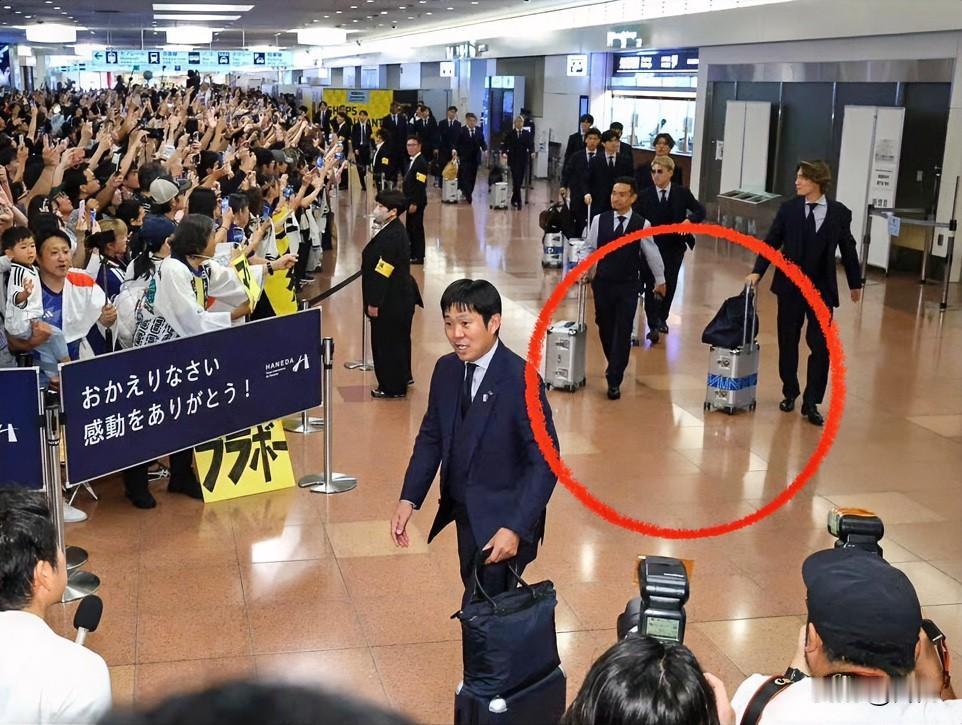 最新消息！日本足协已经决定与57岁森保一续约，日本队回国后行李箱成亮点！当地时间