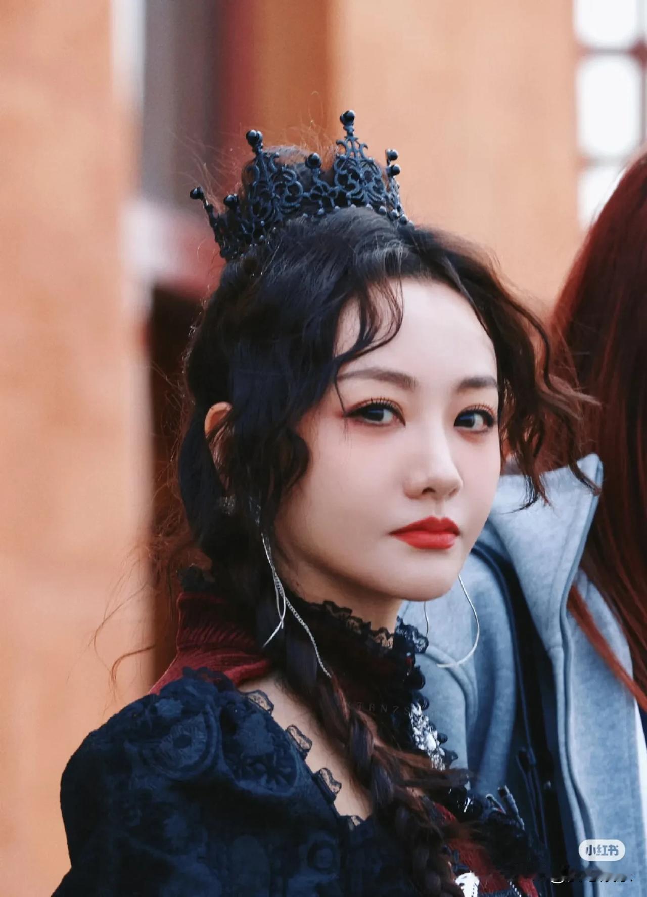 真的有一种黑暗童话里的王后的感觉，有一种红皇后的感觉绝美女星造型 不愧是神女妆