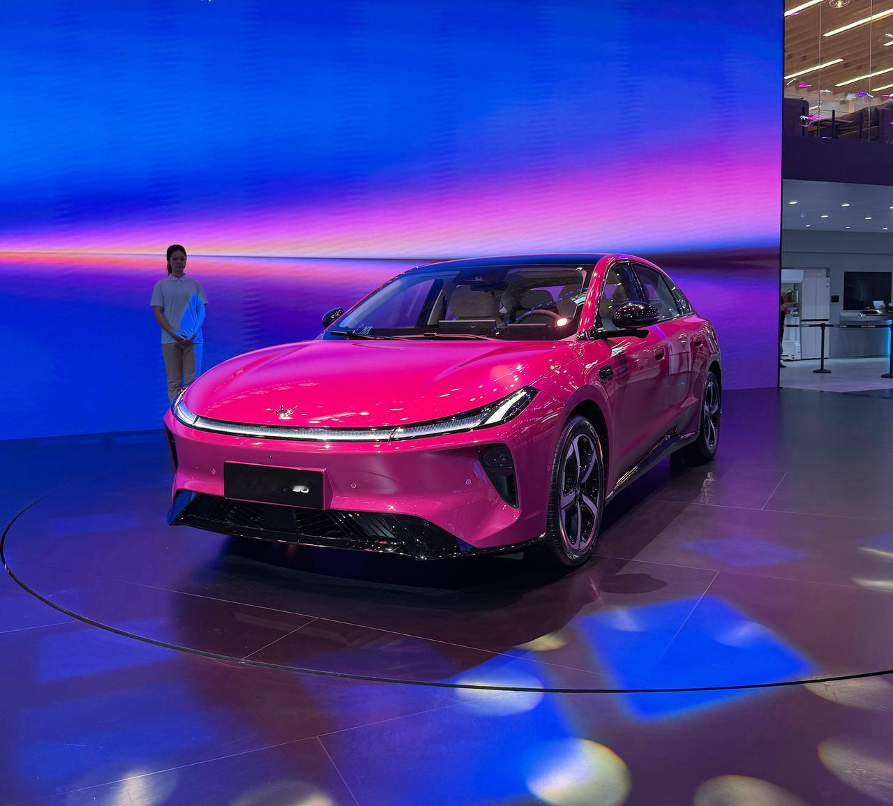 北汽极狐S3正式开启预售了，预售价直接杀到了6.48万-12.58万元，提供换电