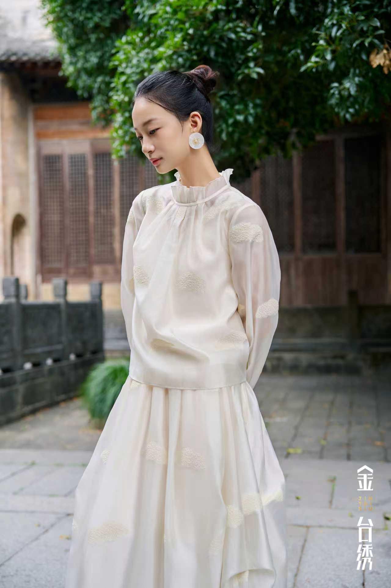 格调新姿
质调升格，摇曳新姿
驭风起行，放逐情绪
上衣
半裙
穿出气质的温柔 穿