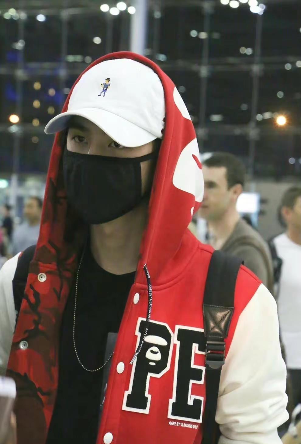 “博味”穿搭 时尚与舒适并存。王一博 帅是一辈子的事