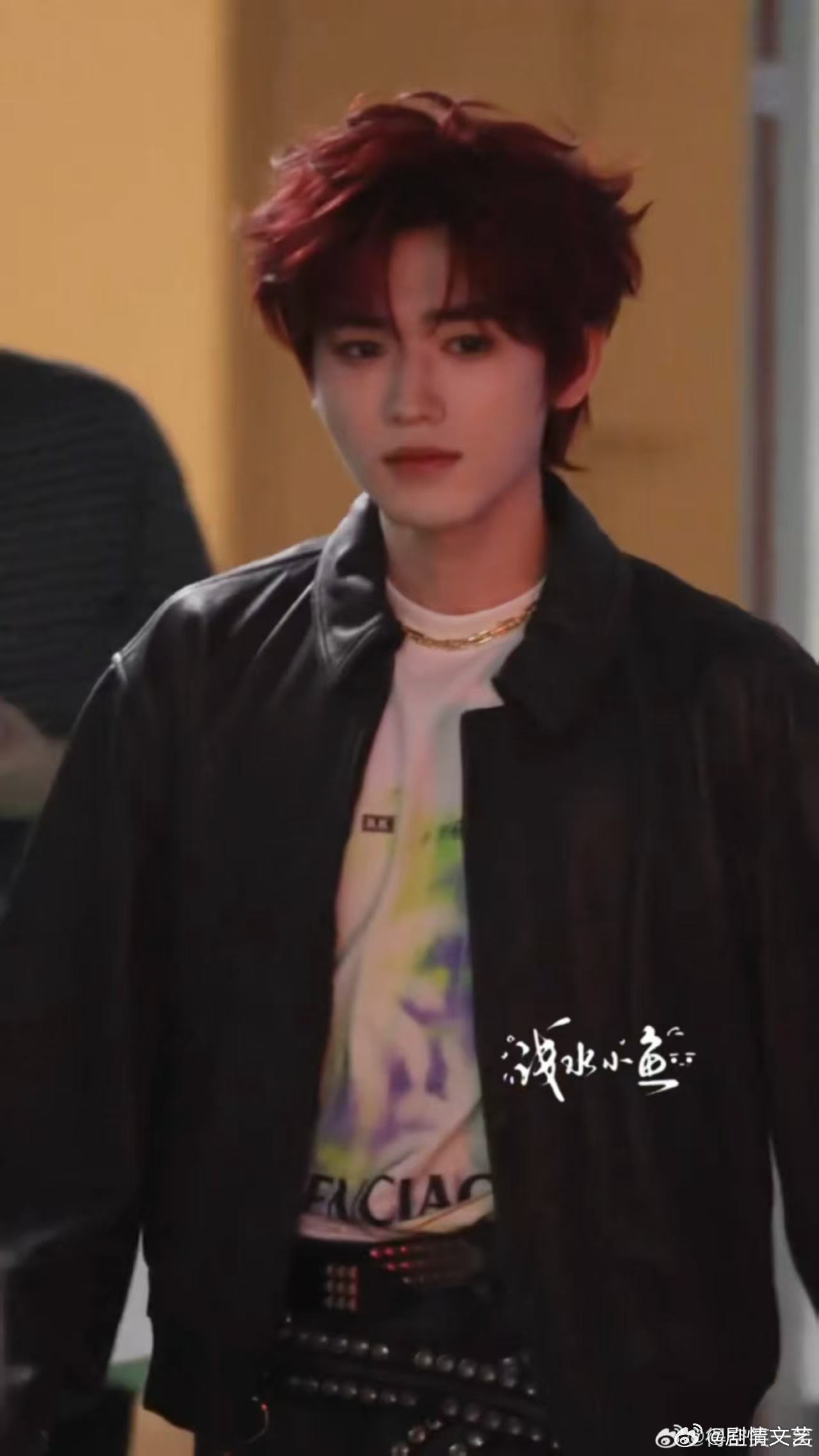 宋亚轩红发返场 摇滚少年上线啦！宋亚轩红发造型亮相国乐无双录制现场，一身皮衣飒气