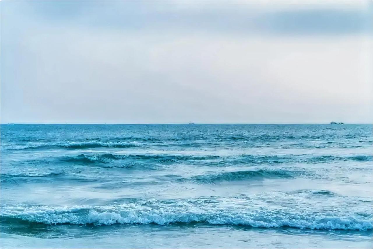 “大海都在为她轻轻伴奏”，这画面想想就浪漫。就像刘弈画《大海》里描绘的，海风、贝