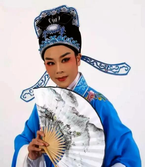 方圆天地，为头条联友对联：
舍却虚荣，得来自在，
抛开富贵，换取逍遥。