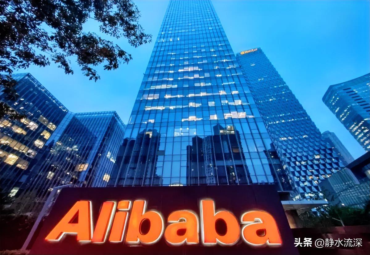 阿里的十三薪没了，被并进了年终奖。

公司发了全员信，名字改成了并肩前行奖。原来