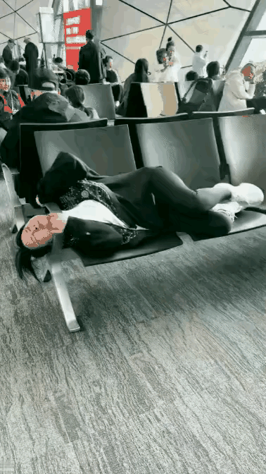 火车站一幕
社死一大片
这么大的女孩子了，还玩这种无聊游戏
有帮忙的吗，出手帮她