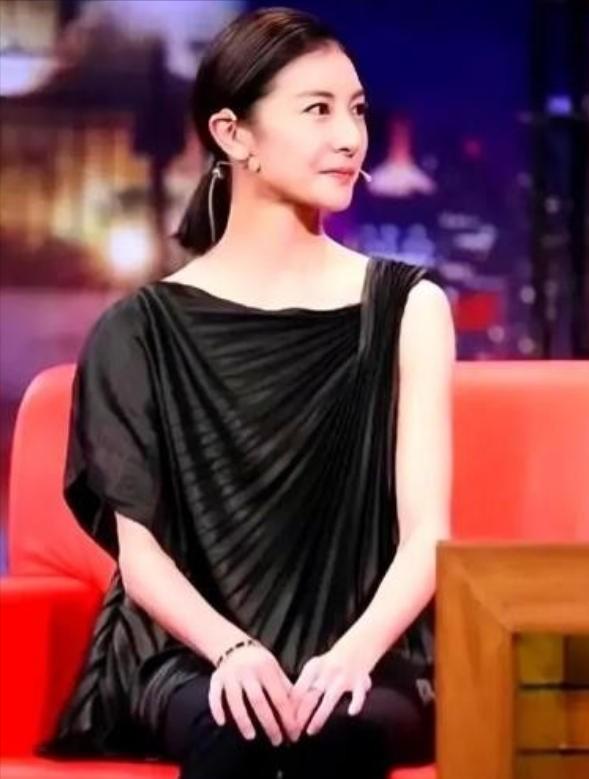 2008 年，亿万富豪王微在婚内偷偷和漂亮的舞蹈演员住一起后，回家想跟老婆杨蕾离