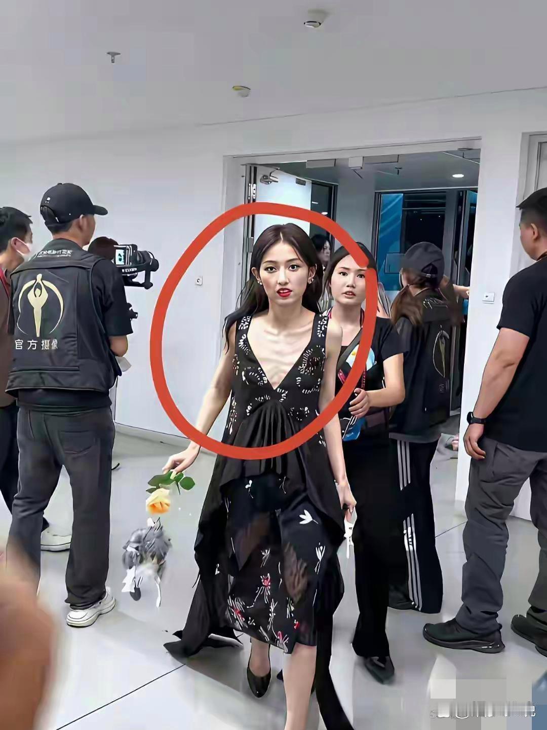 张子枫怎么瘦成这样都瘦脱相了 ​​​