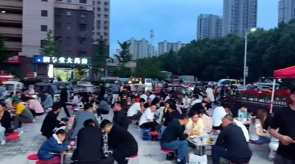 “活该你发财！” 安徽宿州烧烤店老板邵先生，正值生意旺季突然关门 13 天，对外