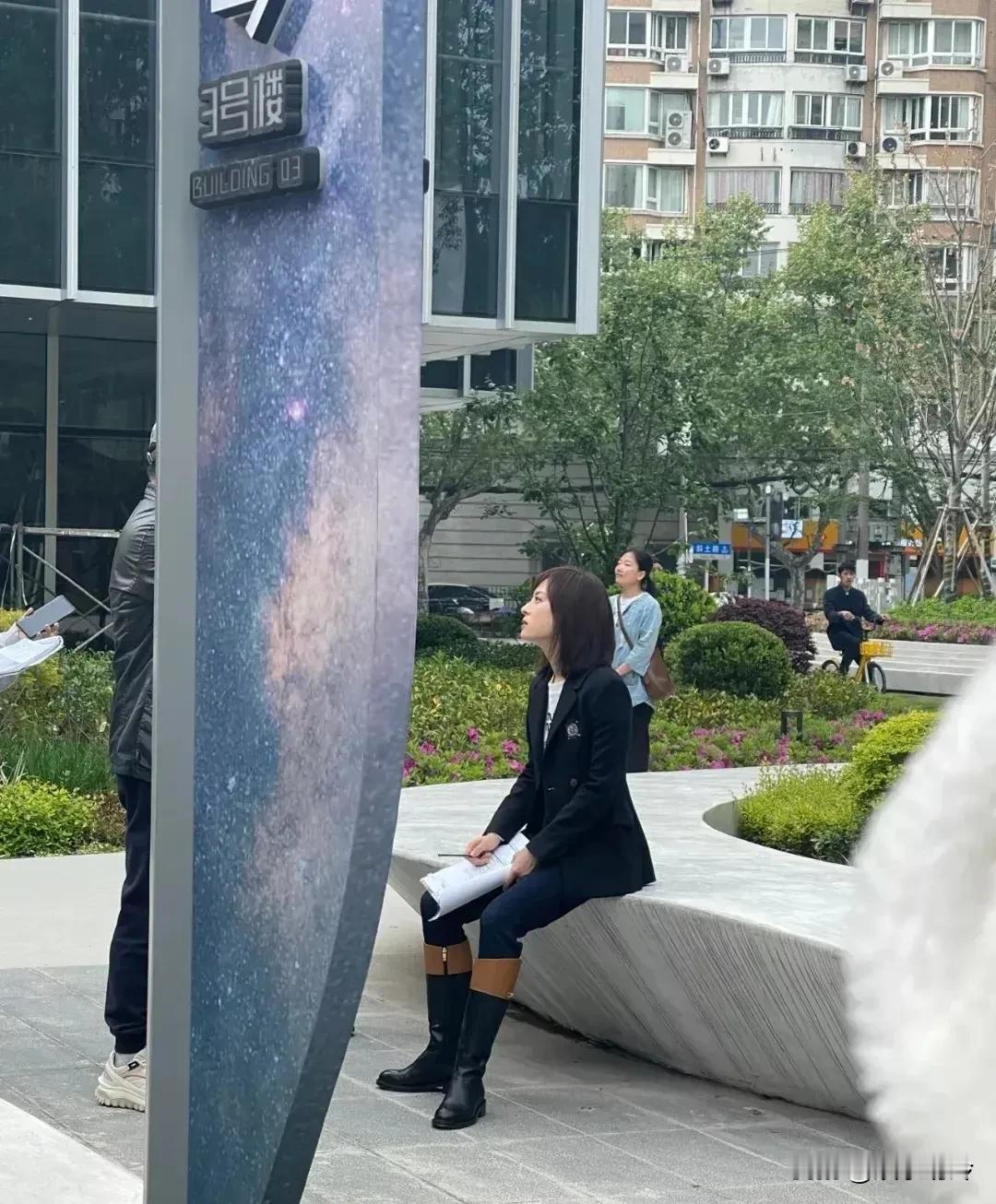 上海偶遇孙俪，真人比电视上好看多了，侧面比正面好看多了，眼球也没那么凸了，整体感