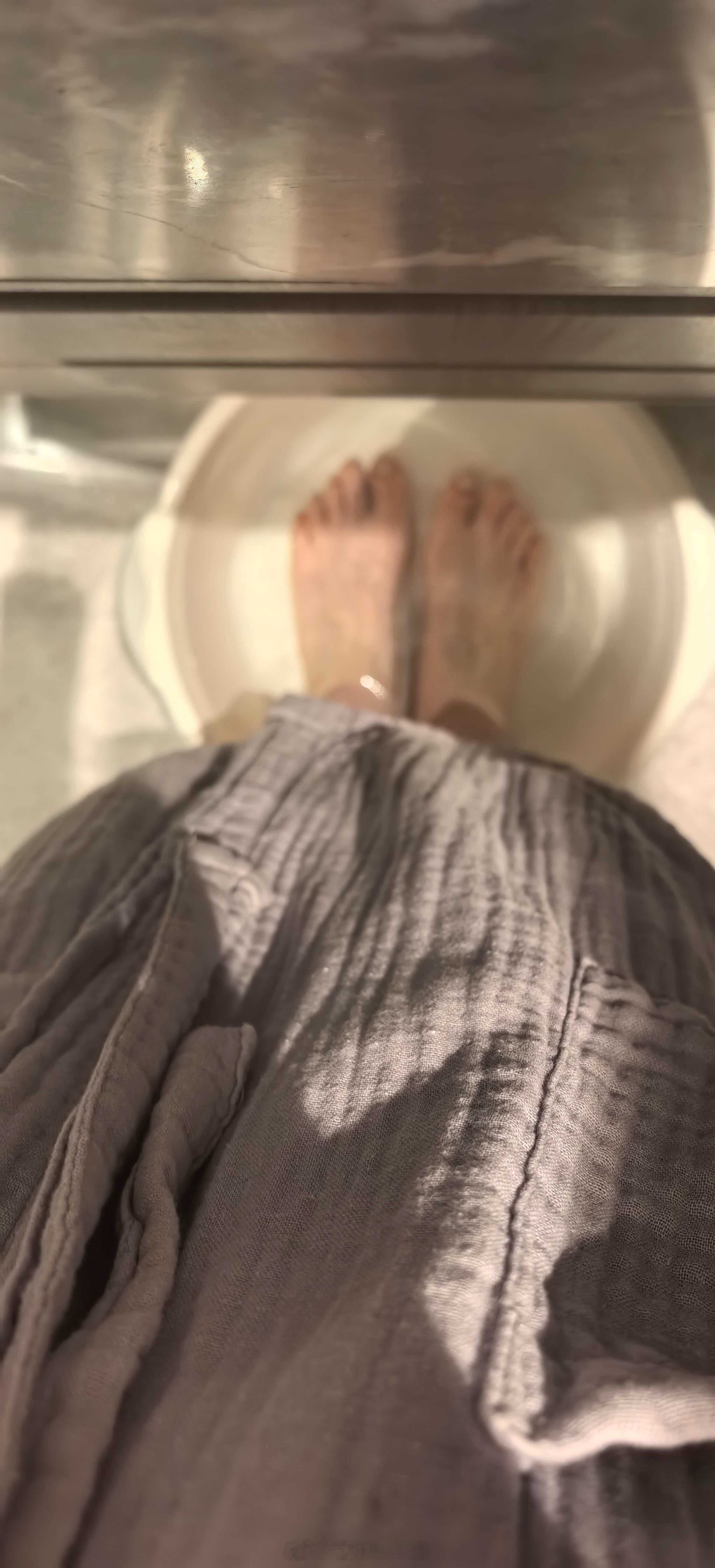 懒人有懒人的生活方式，懒得每天拿泡脚桶泡脚，就直接拿个高脸盆泡脚，洗脸刷牙站着的