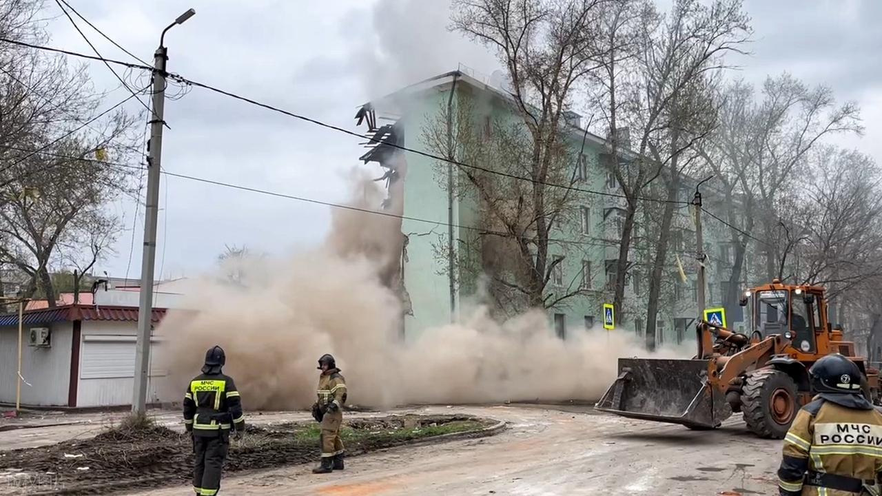 欧洲的夜晚，恐怕要不太平了。
4月22日，俄罗斯政治学者瓦迪姆·阿瓦对着《新俄罗