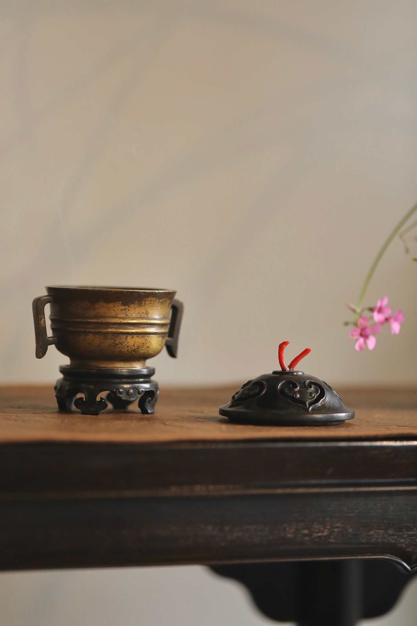 铜炉 | 戟耳簋式炉取商周簋器之形，敛口鼓腹，双戟耳挺括刚劲，承托炉身稳重之态。