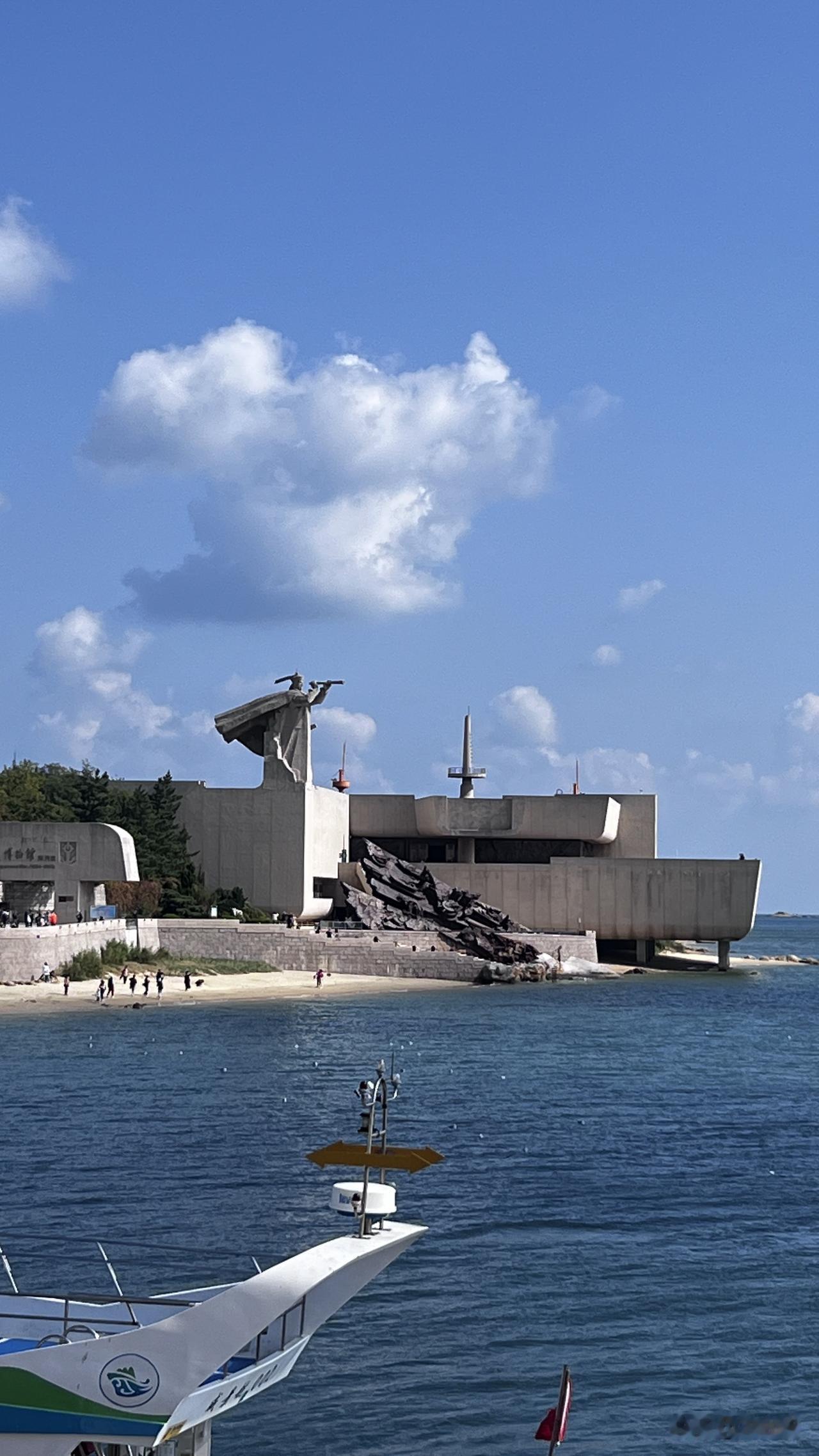 前阵子去威海刘公岛的甲午战争博物馆，站在定远舰1:1复原模型旁边，摸着舰身复刻的
