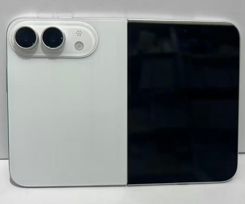 比较清楚的iPhone Ultra模型，苹果首款折叠屏手机，折痕不要在意，毕竟是
