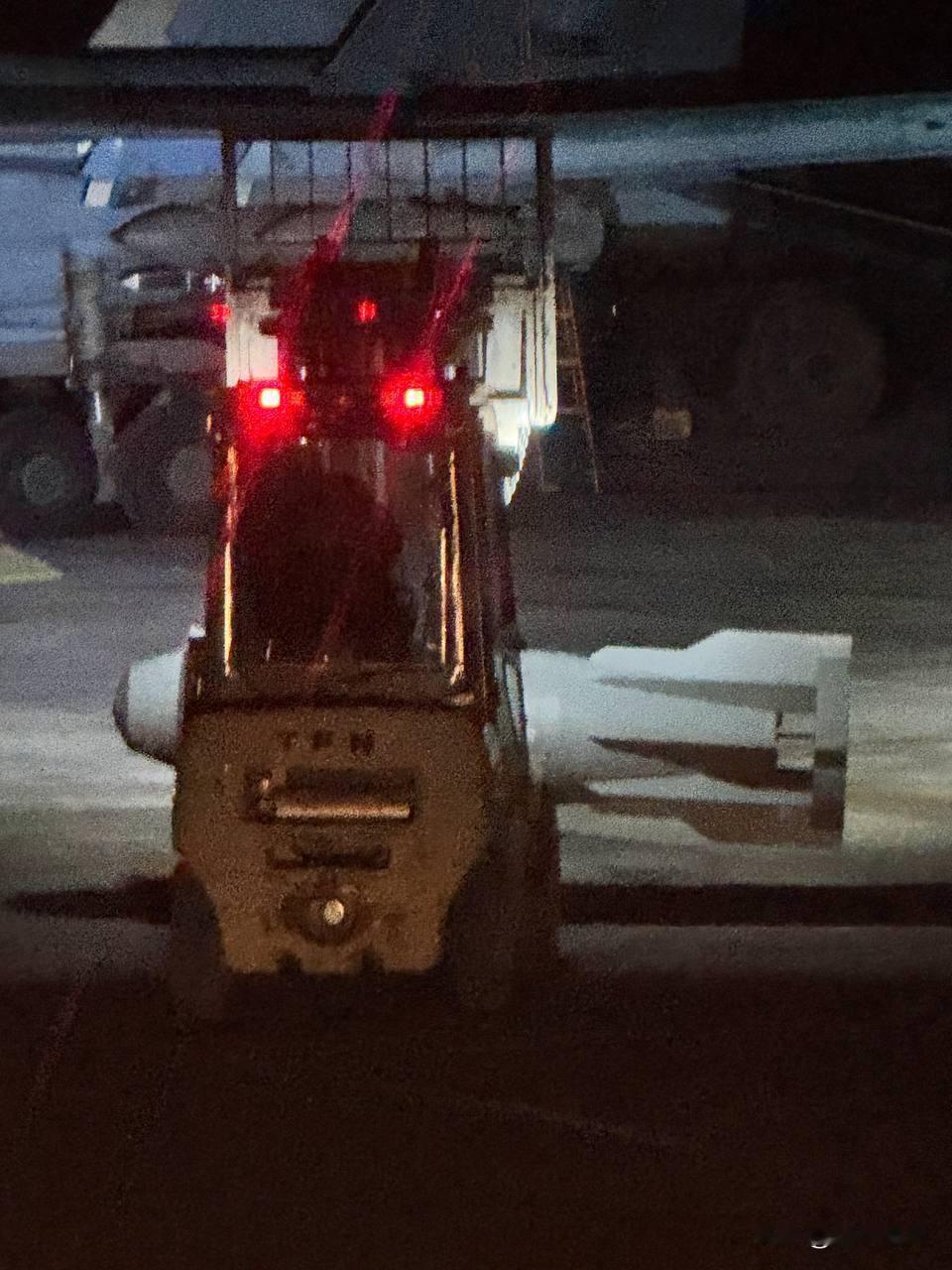 俄罗斯军人发布苏34挂载FAB1500铁炸弹，比起FAB500一眼就可以看出来，