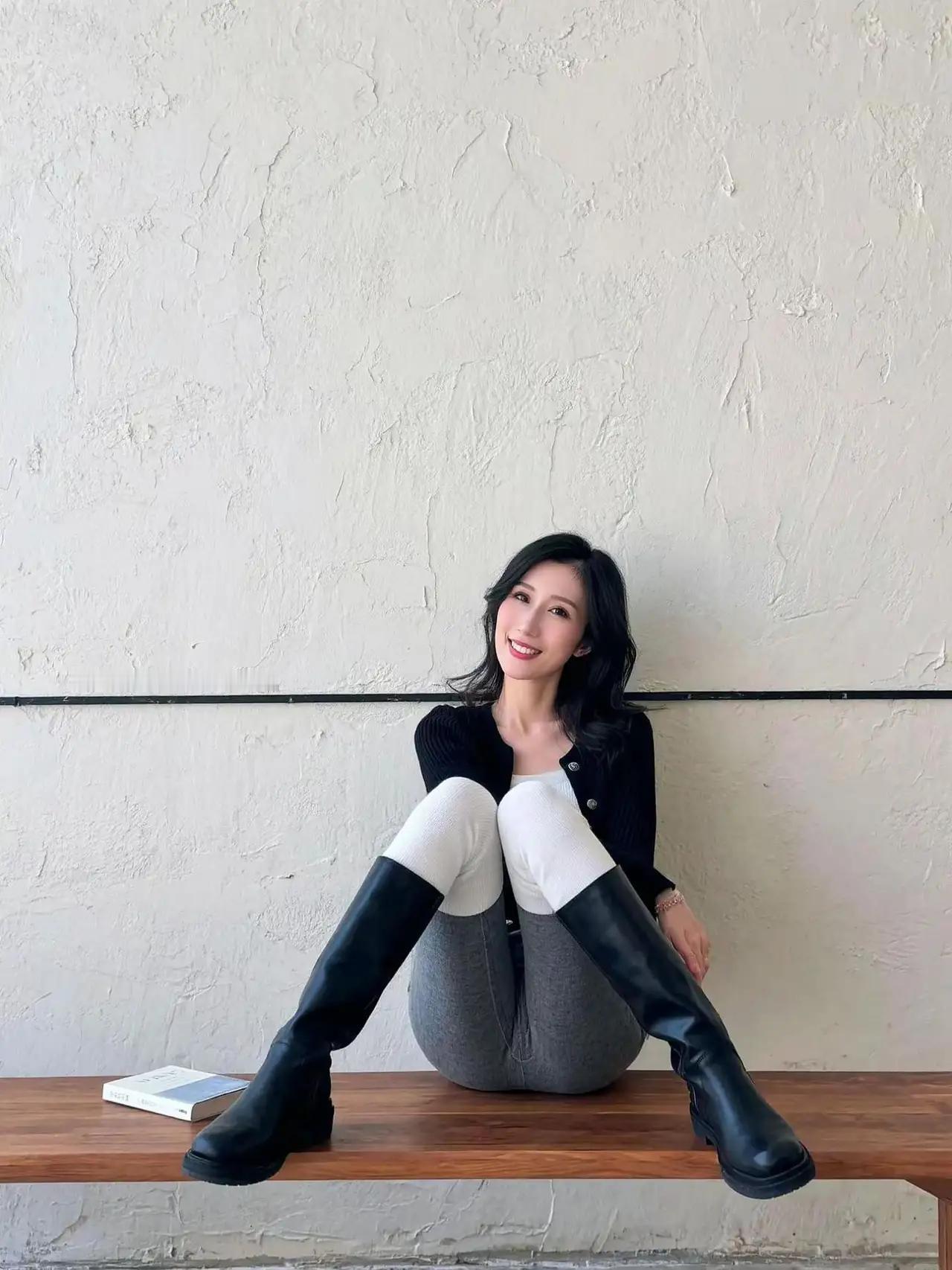 夏日的午后（现代诗）
 
墙是白的
像我没说出口的话
被风磨得软了些
我把自己摊