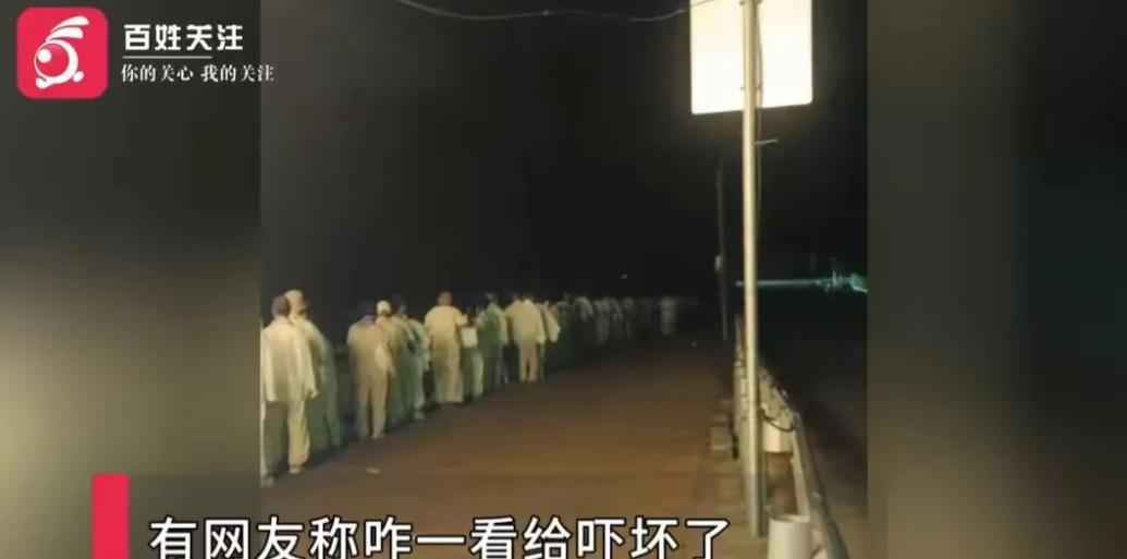 广东广州，一男子凌晨4点回家，突然，他被眼前的一幕惊呆了，只见50多人，看着都6