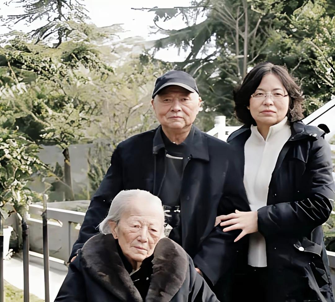 没想到这个坐轮椅在成都墓园哭到浑身发颤的95岁老太，是殉国67年的川军名将王铭章