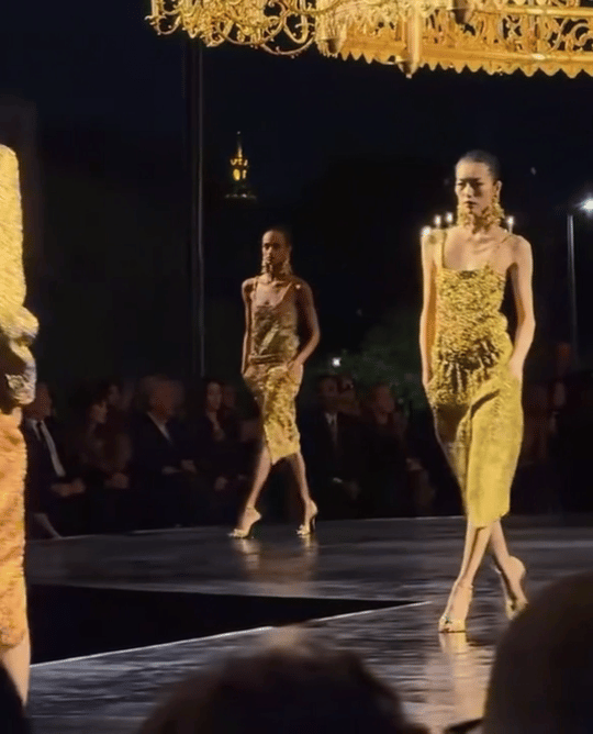 刘雯  Saint Laurent S/S 2027 💛✨  巴黎首秀开走，依