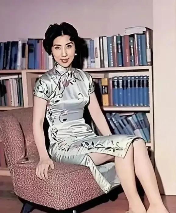 这是60年代，张灵甫的遗孀王玉龄，在美国生活期间留下的一张老照片，镜头中的她穿着