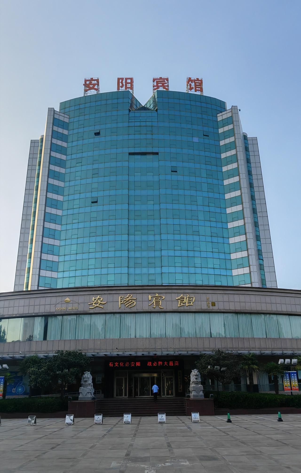 10日晚，路过安阳宾馆附近的京东线下体验店，刚刚高考结束的学生在家长陪同下，排起