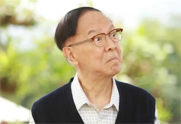 微博知名博主 香港知名老戏骨钟景辉去世，享年89岁，导演李力持发文悼念：“师恩铭