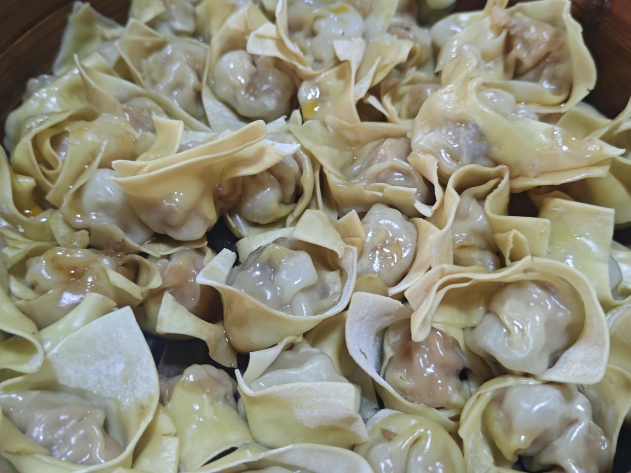 一道菜就是家乡的一张名片。像东北的锅包肉，外酥里嫩、酸甜开胃，聚餐时它一上桌，那