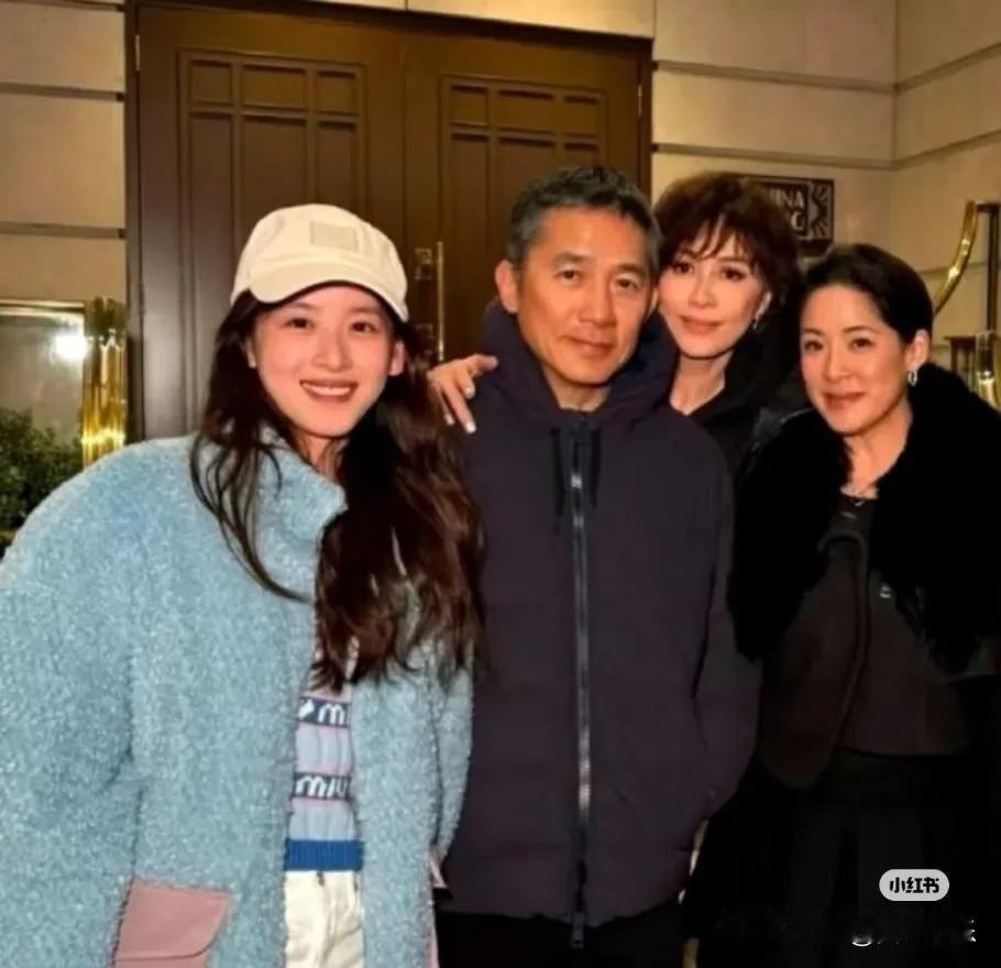 马云章泽天等人都出席了香港某午宴
最近香港华美银行搞了个午宴，除了马云、邓文迪、