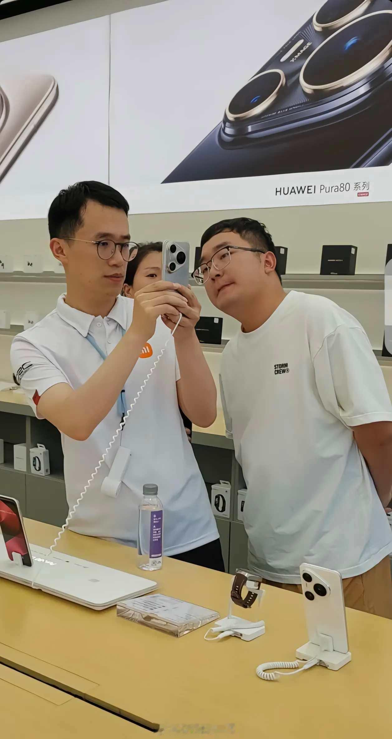 王腾到华为店玩华为Pura80 Pro＋的样子像极了我，恨不得把防盗绳拽到外面拍