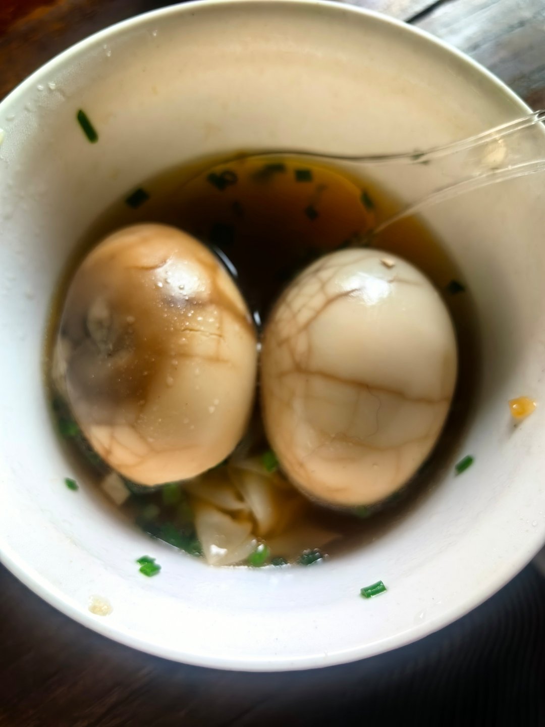 *在路上*纸皮馄饨，哈哈，确实薄，没馅儿，但味儿不错...茶鸡蛋3个，个个鸭蛋大