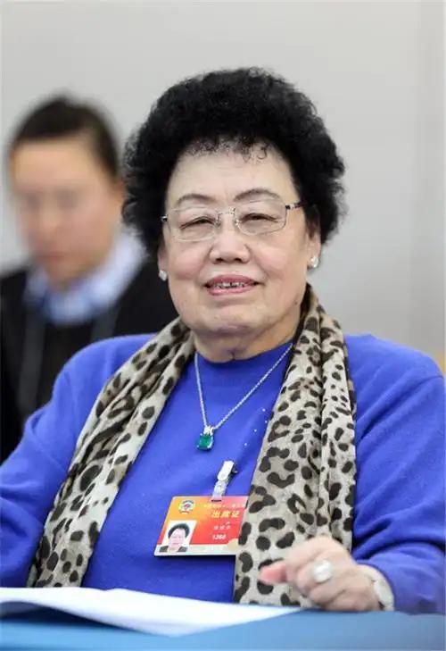 4月9日，北京的天空阴沉，细雨如丝，八宝山殡仪馆东礼堂外，数百人撑着黑伞，默默排