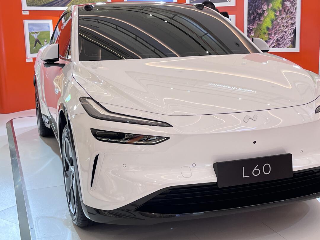 蔚来旗下中型纯电SUV，主打高性价比。外观简洁流畅，新增智驾小蓝灯，辨识度高。内